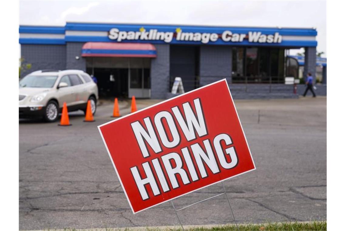 „Wir stellen ein“ steht auf einem Schild an einer Autowaschanlage in Indianapolis. Die Beschäftigung in den USA ist deutlich stärker gestiegen als von Analysten erwartet. Foto: Michael Conroy/AP/dpa