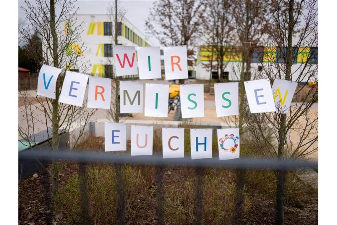 „Wir vermissen euch“ steht vor der einer Grundschule in Oranienburg. Viele Schüler werden so bald noch nicht in ihre Klassen zurückkehren können. Foto: Kay Nietfeld/dpa