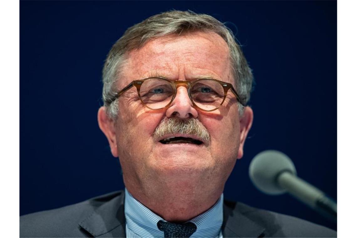 Montgomery warnt vor Triage-Entscheidungen „Wir waren eigentlich hervorragend aufgestellt. Aber die Bevölkerung selbst hat sich nicht vorgesehen und an die Regeln gehalten“: Frank Ulrich Montgomery. Foto: Guido Kirchner/dpa