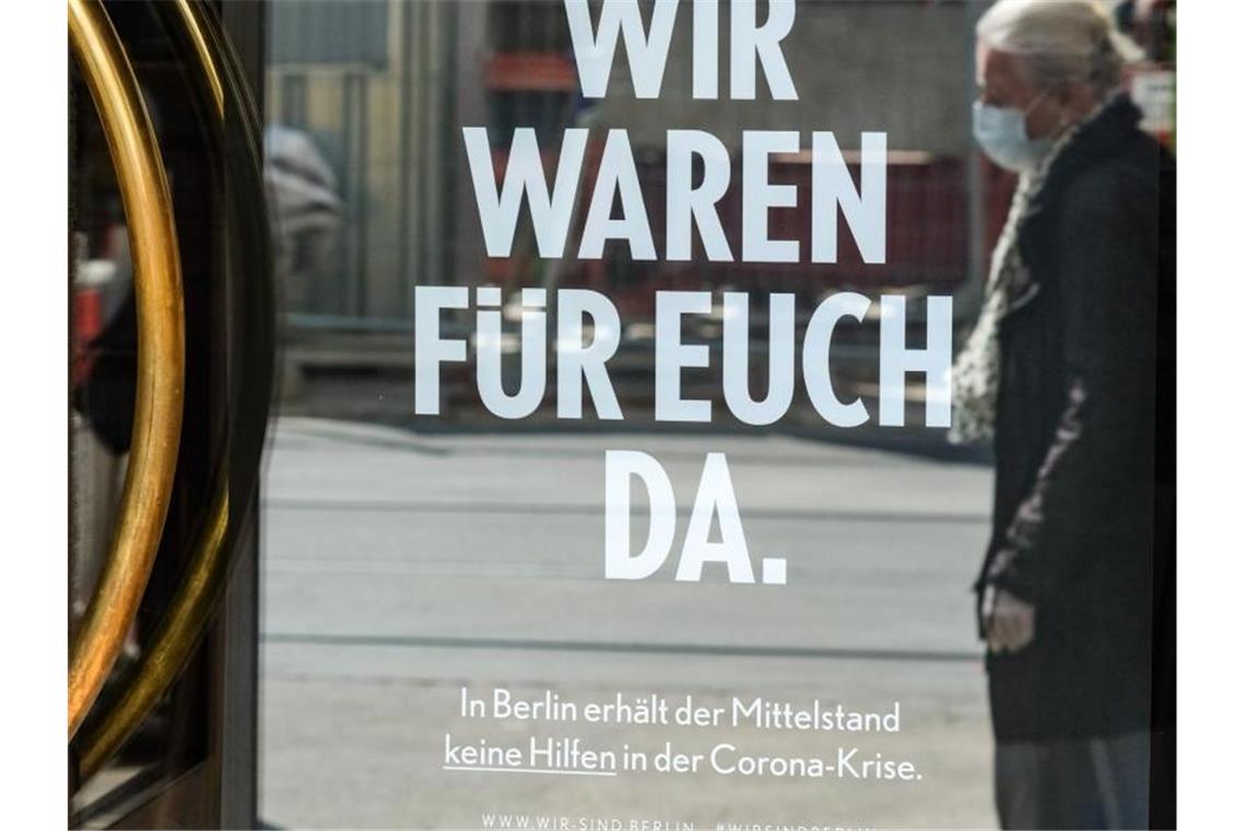 „Wir waren für Euch da.“ steht am Restaurant Yosoy in Berlin-Mitte. Damit wird die Initiative „Der Mittelstand. Wir sind Berlin“ unterstützt. Foto: Jens Kalaene/dpa-Zentralbild/dpa