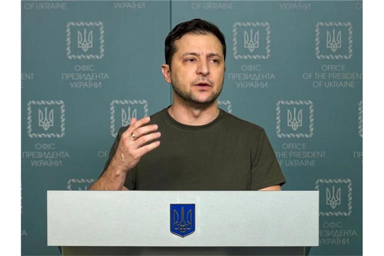 „Wir wenden uns an die EU zur unverzüglichen Aufnahme der Ukraine nach einer neuen speziellen Prozedur“, appelliert Ukraines Präsident Wolodymyr Selenskyj in Richtung Brüssel. Foto: Uncredited/Ukrainian Presidential Press Office/dpa