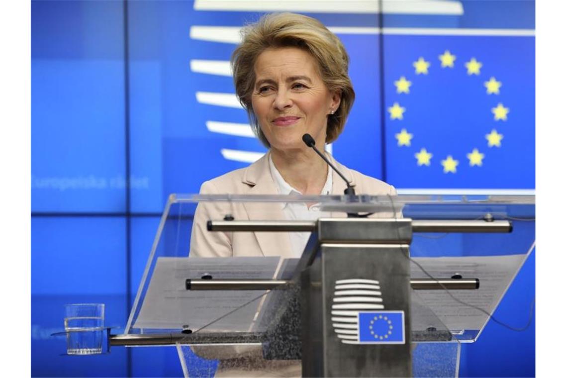 „Wir werden alle uns zur Verfügung stehenden Mittel nutzen, damit die europäische Wirtschaft diesem Sturm widersteht“, verspricht Ursula von der Leyen. Foto: Olivier Matthys/AP/dpa