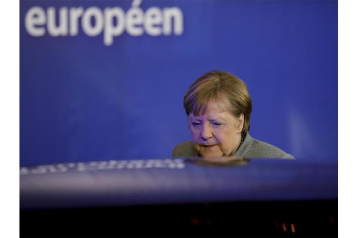 „Wir werden also auf das Thema zurückkommen müssen“. - Bundeskanzlerin Angela Merkel verlässt den Sondergipfel in Brüssel. Foto: Olivier Matthys/AP/dpa