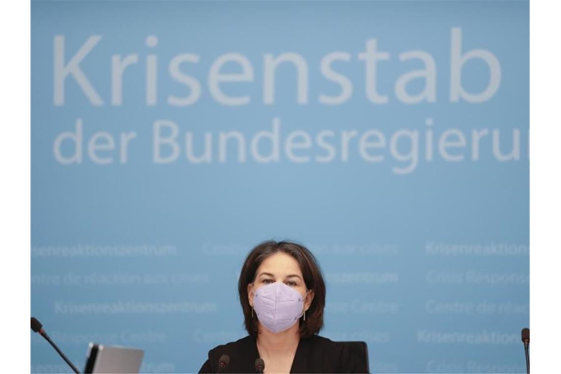 Biden kündigt weitere „starke“ Sanktionen an „Wir werden das volle Paket mit massivsten Sanktionen gegen Russland auf den Weg bringen“: Annalena Baerbock. Foto: Markus Schreiber/POOL AP/AP