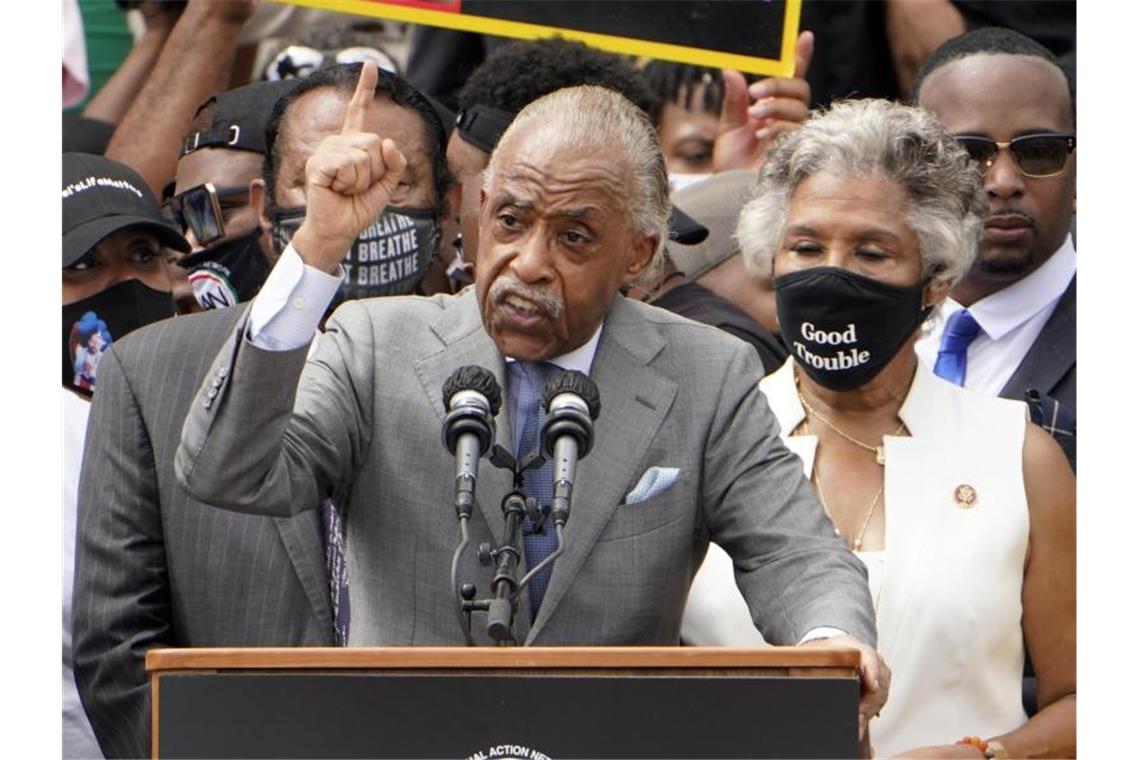 „Wir werden diesen Traum erfüllen“, sagt Pfarrer und Bürgerrechtler Al Sharpton (M) und nimmt dabei Bezug auf die berühmte Rede von Martin Luther King. Foto: Jacquelyn Martin/AP Pool/AP/dpa