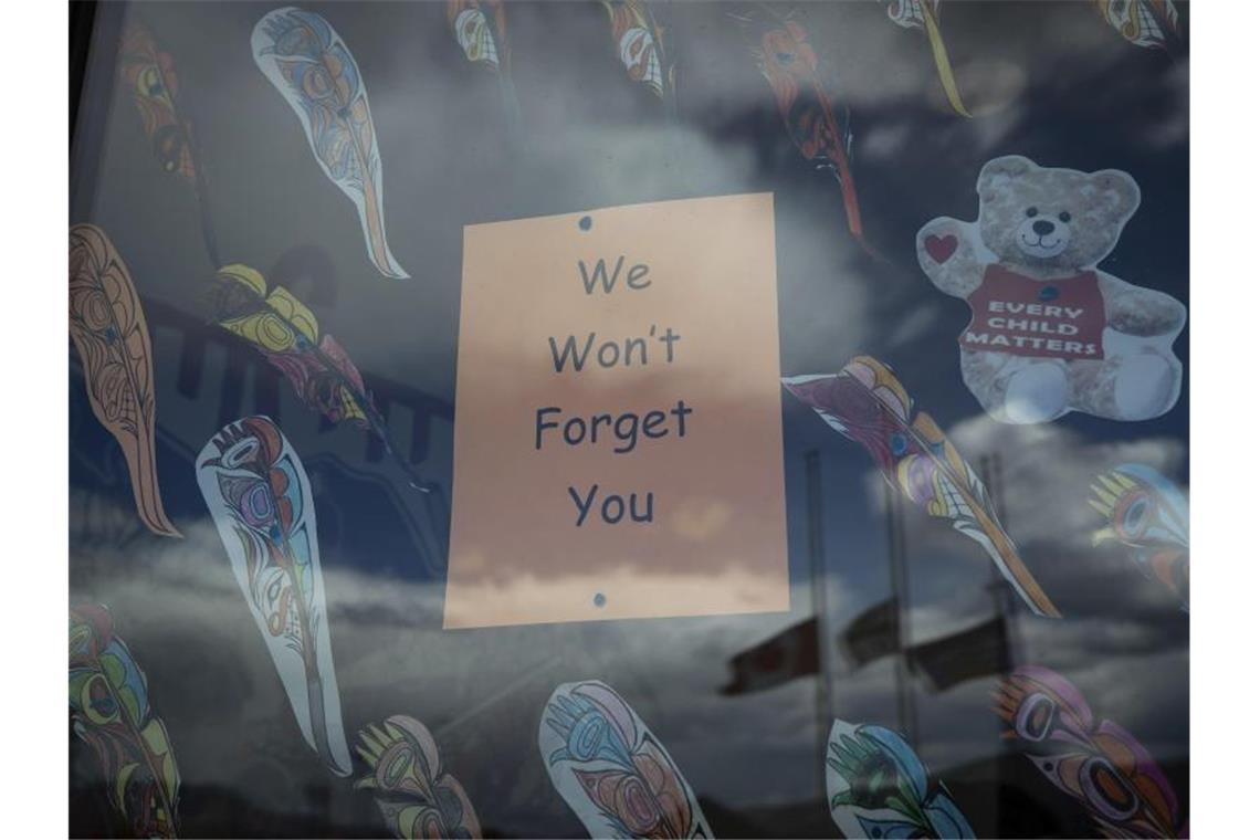 „Wir werden Euch nicht vergessen“ steht auf einem Plakat im Fenster einer Schule in British Columbia, nachdem dort die Überreste von 215 Kindern gefunden worden waren. Nun sind in Zentralkanada 751 unmarkierte Gräber entdeckt worden. Foto: Darryl Dyck/The Canadian Press/dpa