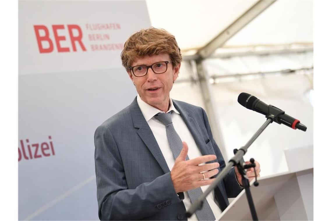 BER-Start in der Krise: Stellenabbau und Finanzloch „Wir werden in den nächsten Jahren etwa 400 Arbeitsplätze abbauen“, kündigte Geschäftsführer Engelbert Lütke Daldrup an. Foto: Britta Pedersen/dpa-Zentralbild/ZB