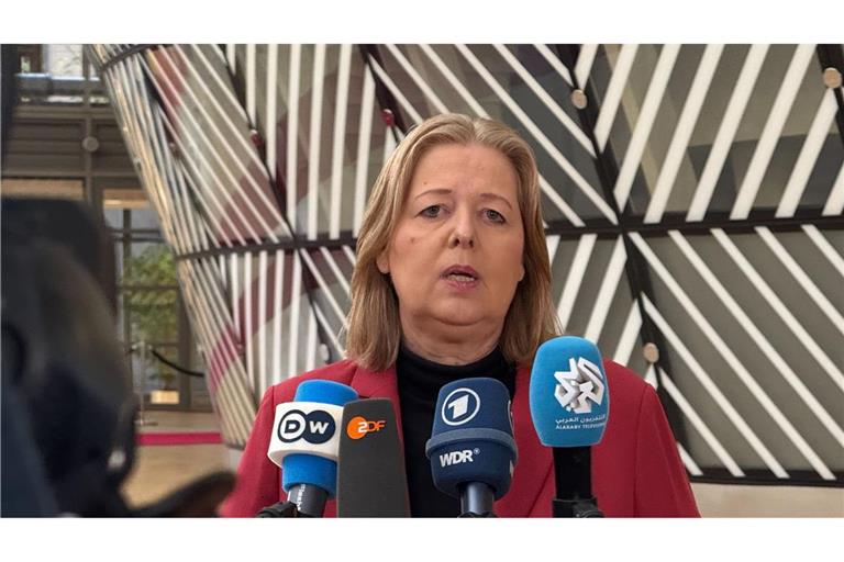 "Wir werden sie hier aufnehmen, wie wir alle anderen auch aufgenommen haben", sagt Arbeitsministerin Bärbel Bas über junge Männer aus der Ukraine.