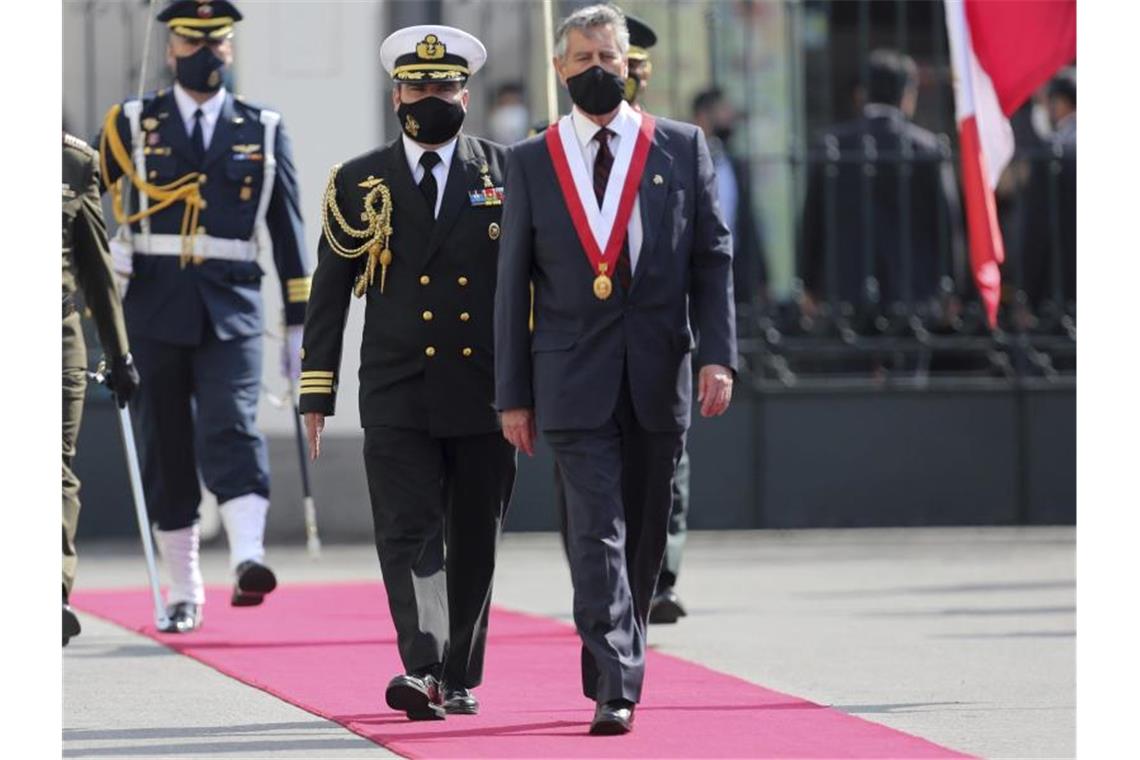 Übergangspräsident Sagasti will Peru aus der Krise führen „Wir werden unser Möglichstes tun, nicht nur, um das Vertrauen der Bürger zu gewinnen, sondern auch, um ihnen die Hoffnung auf ein besseres Peru zurückzugeben“, sagt Sagasti nach seiner Vereidigung. Foto: Rodrigo Abd/AP/dpa