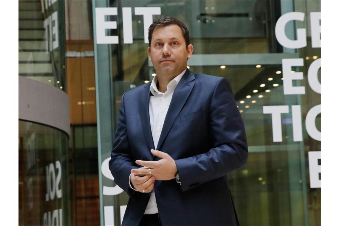 SPD knüpft Zukunft der Koalition an Merkel „Wir wollen die Legislaturperiode bis 2021 fortführen“: Lars Klingbeil, SPD-Generalsekretär. Foto: Carsten Koall/dpa