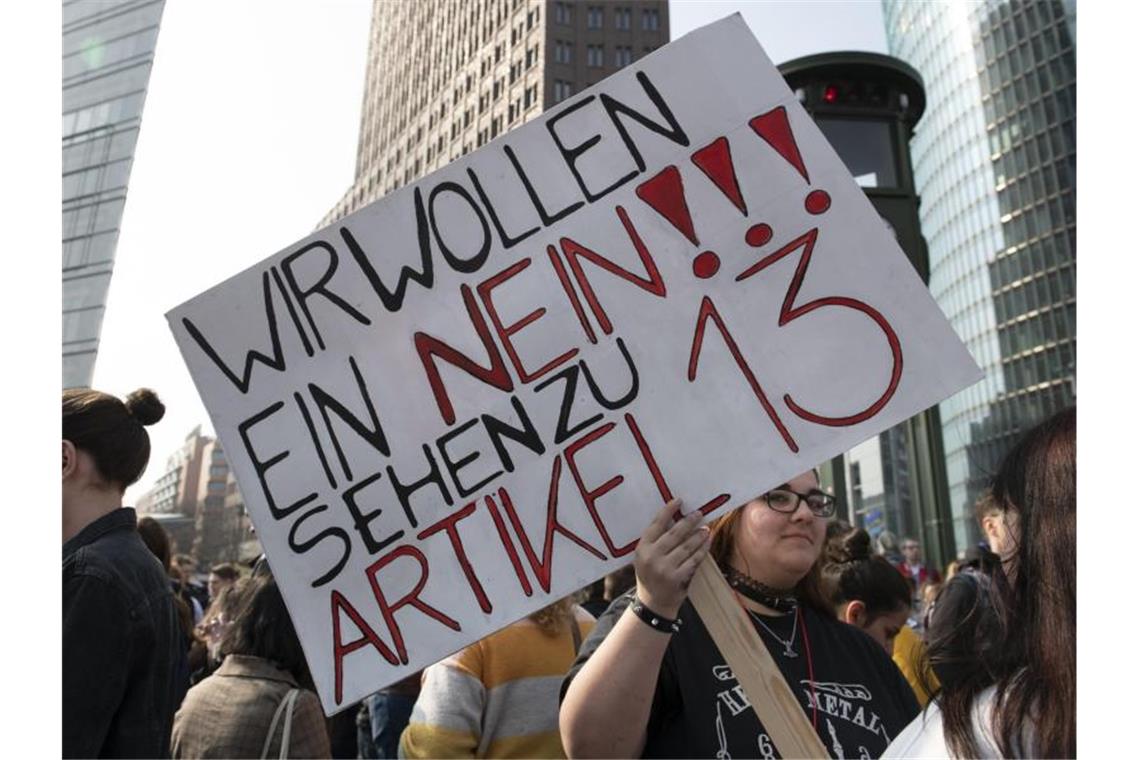 „Wir wollen ein Nein sehen zu Artikel 13“ fordert eine Demonstrantin bei einem Protest im März auf dem Potsdamer Platz in Berlin. Foto: Paul Zinken