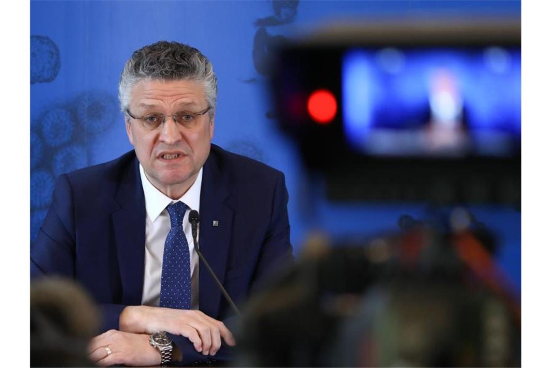 Ansteckungsrate wieder gesunken - RKI: Regeln einhalten „Wir wollen nicht, dass die Fallzahlen wieder zunehmen“: Lothar Wieler, Präsident des Robert-Koch-Instituts. Foto: Christian Mang/POOL reuters/dpa