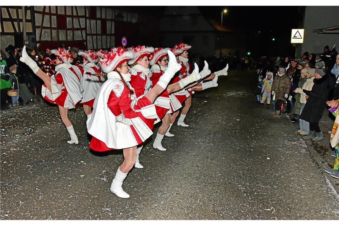 Wir wolln euch tanzen sehn, wir wolln euch tanzen sehn. Die Garde der Gmender Fa...