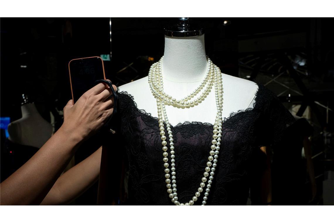 Wirbel um ein Kleid, das mehr ist als Seide und Spitze: Prinzessin Diana trug dieses Abendkleid im Jahr 1987, jetzt soll es in Hongkong versteigert werden. Für einen stolzen Preis: Das Kleid ist auf 200.000 bis 400.000 US-Dollar geschätzt.