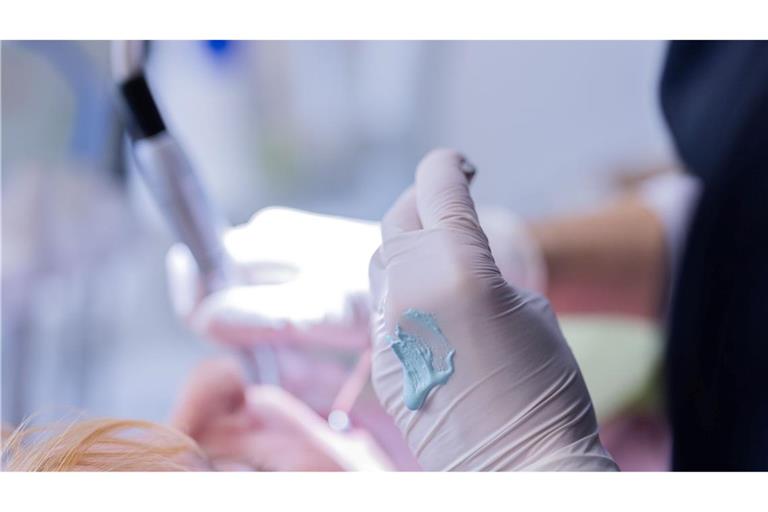 Wirbel um Zahnarztbesuche. Heute zahlt die Krankenkasse feste Zuschüsse. (Archivbild)