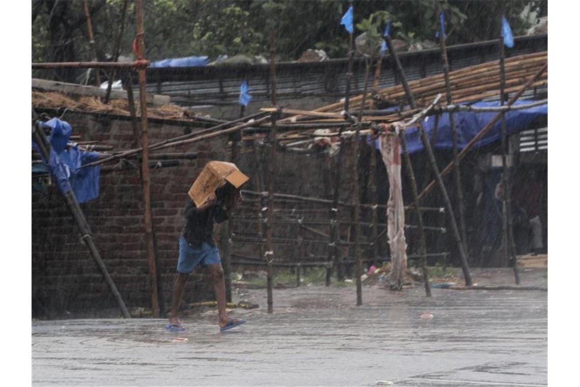 Wirbelsturm „Amphan“ hat das Festland mit viel Wind und Regen erreicht. Foto: Uncredited/AP/dpa