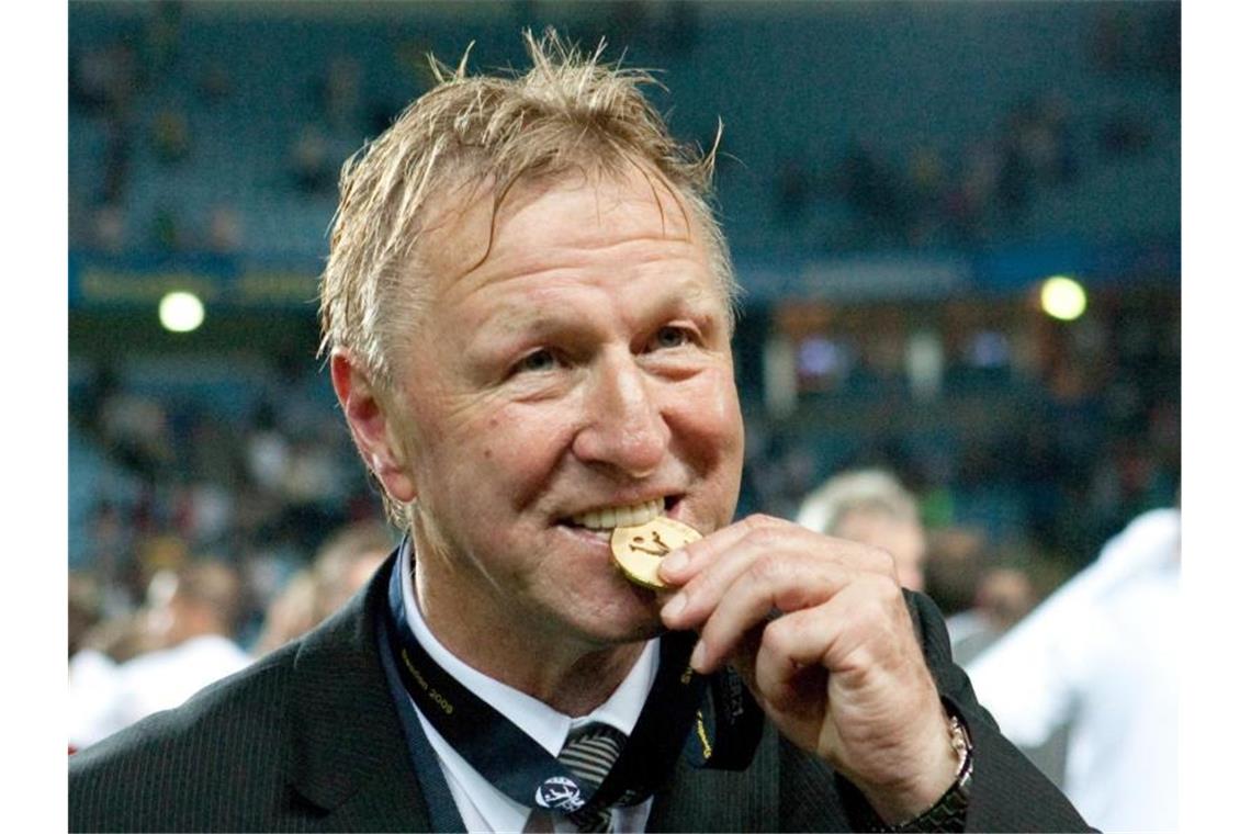Kopfball-Ungeheuer, Menschenfänger, Angler: Hrubesch wird 70 Wird am 17. April 70 Jahre alt: Trainer Horst Hrubesch beißt nach dem Gewinn des U21-EM-Titels auf die Goldmedaille. Foto: picture alliance / dpa