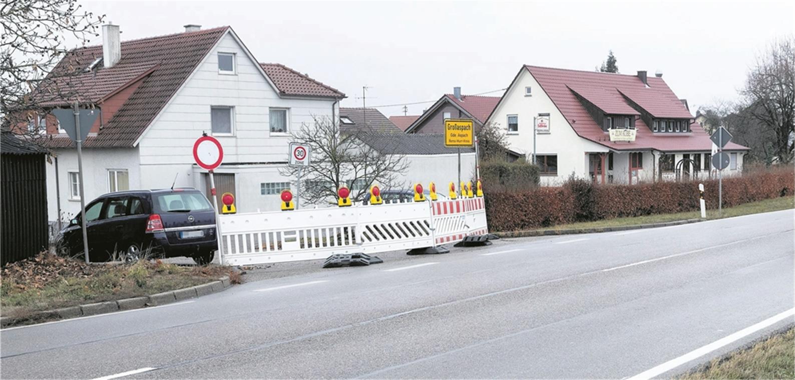 Wird bald durch eine Schutzplanke versperrt: Die Einmündung der Kernerstraße auf die L1115 in Großaspach. Ebenfalls gesperrt bleiben wird der Wüstenbacher Weg. Foto: J. Fiedler