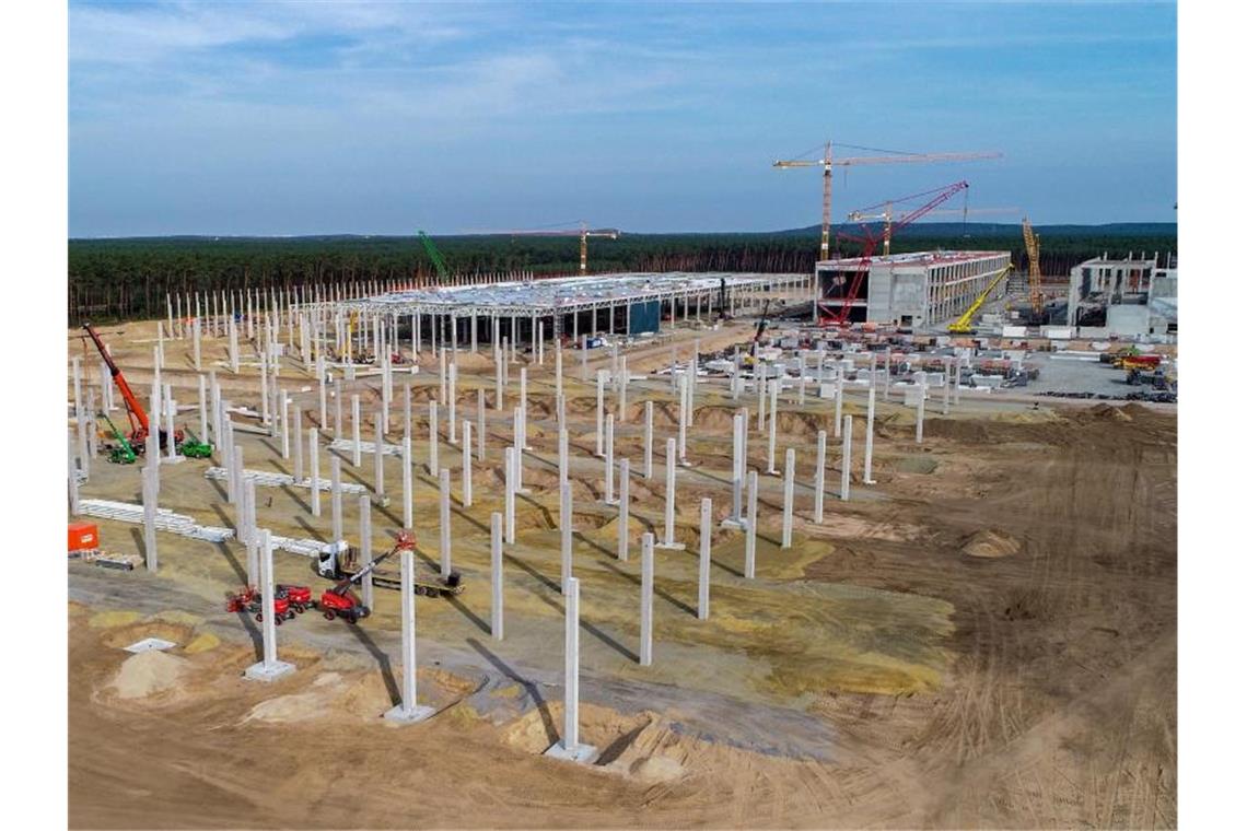 Wird bald mit Wasser versorgt werden können: Die Baustelle der Giga-Factory von Tesla in Brandenburg. Foto: Patrick Pleul/dpa-Zentralbild/dpa