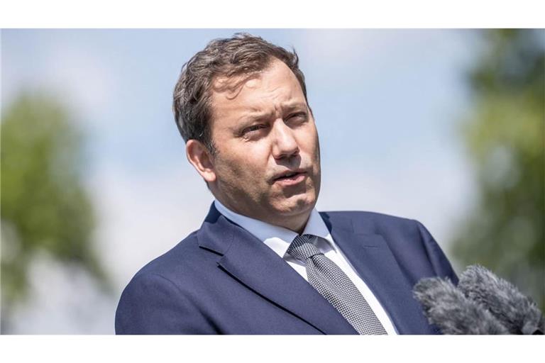 Wird Bundesfinanzminister Lars Klingbeil (SPD) tatsächlich Milliarden in die Pflege stecken? Oder müssen die Beitragszahler noch mehr berappen?