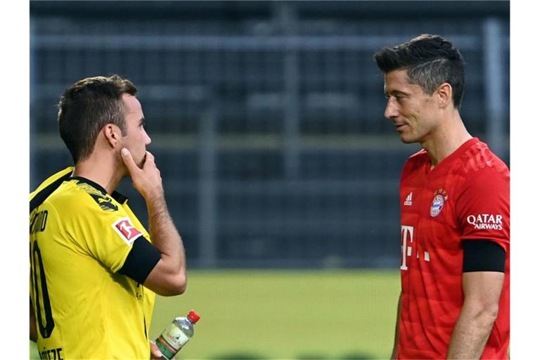 Wird BVB-Star Mario Götze (l) wieder Teamkollege von Bayern-Stürmer Robert Lewandowski?. Foto: Federico Gambarini/dpa-Pool/dpa