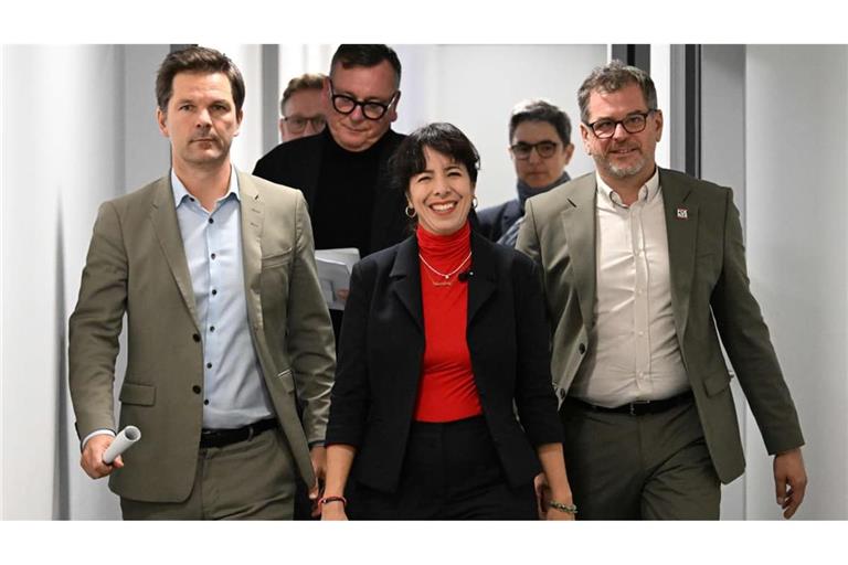 Wird das wirklich was? Rot-Grün-Rot in Berlin steht auf der Kippe. Hier in vorderster Reihe die drei Spitzenkandidaten Steffen Krach (SPD, l. ), Elif Eralp (Linke, M.) und Werner Graf (Grüne, r.)