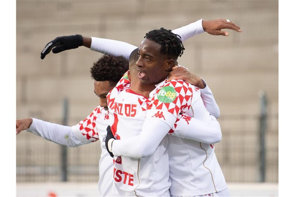 Wird den FSV Mainz 05 verlassen: Jean-Philippe Mateta (r). Foto: Sebastian Gollnow/dpa