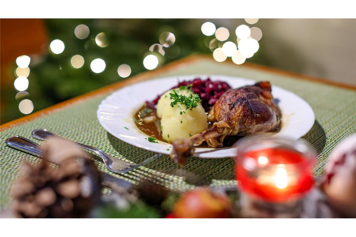Wird der Gänsebraten im Restaurant auch als Folge der Geflügelpest teuer? (Symbolbild)