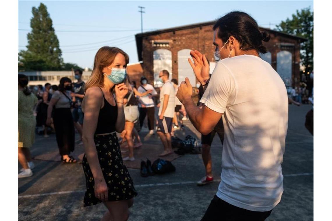 Wird der Sommer ausgelassen? Die Sieben-Tage-Inzidenz fällt laut RKI weiter. Foto: Francois Klein/dpa