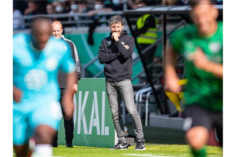 Wird der VfL Wolfsburg wegen des Wechselfehlers von Trainer Mark van Bommel im Pokal bestraft?. Foto: Guido Kirchner/dpa