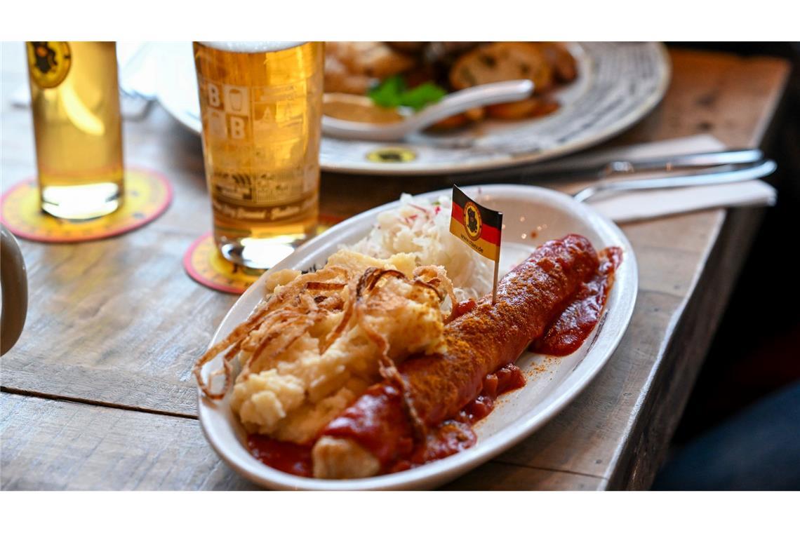 Essengehen nach Gastro-Steuersenkung nicht zwingend billiger Wird die Currywurst günstiger, wenn die Mehrwertsteuer für Speisen in der Gastronomie sinkt? (Symbolbild)