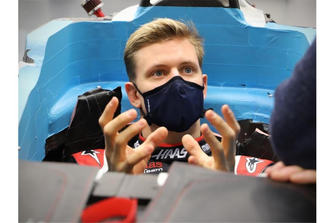 Mick Schumacher eröffnet Haas-Testfahrten Wird die ersten offiziellen Testkilometer im neuen Wagen des Formel-1-Teams Haas absolvieren: Mick Schumacher. Foto: -/Haas F1 Team/dpa