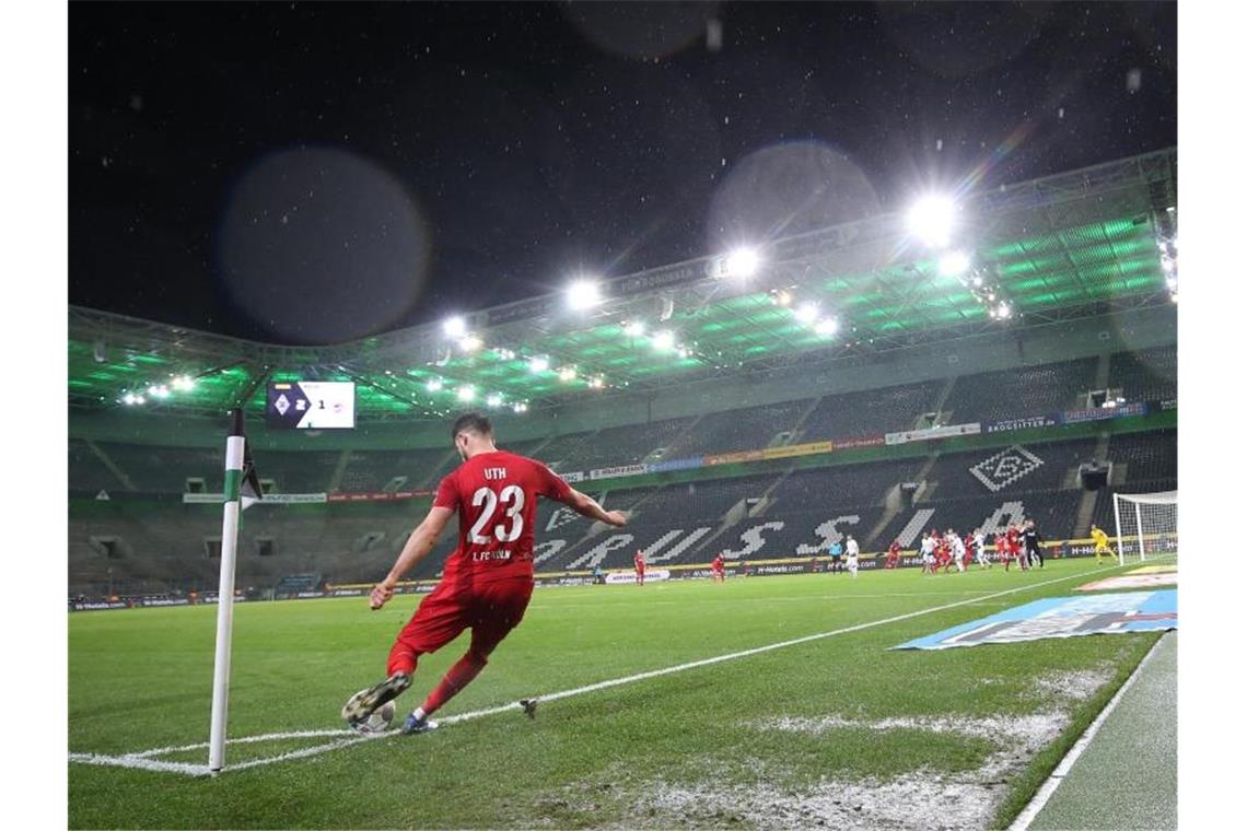 Wird die Fußball-Bundesliga ab dem 9. Mai in Form von Geisterspielen fortgesetzt. Foto: Roland Weihrauch/dpa