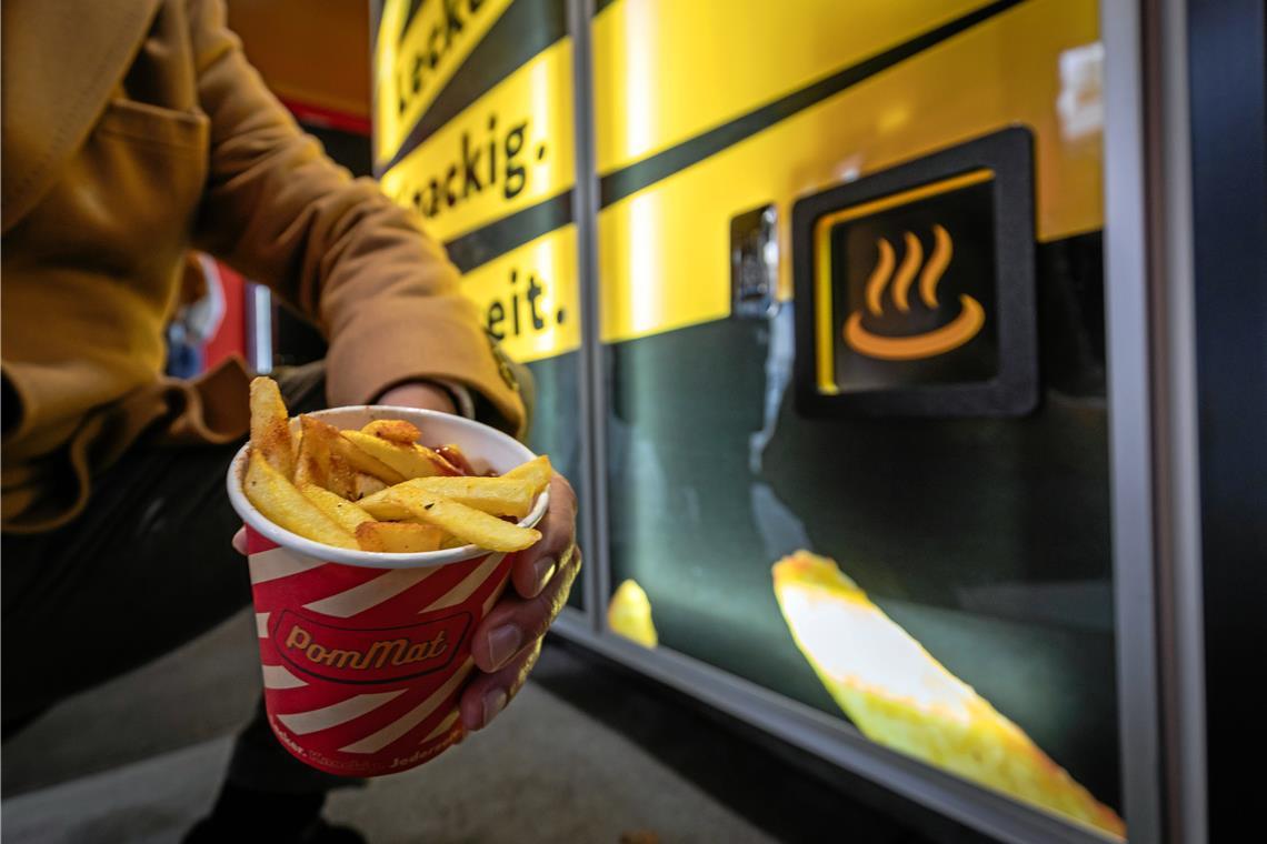 Wird eine Bestellung aufgegeben, serviert die Maschine innerhalb von 35 Sekunden eine kleine Portion Pommes in einem Pappbecher. Fotos: Alexander Becher