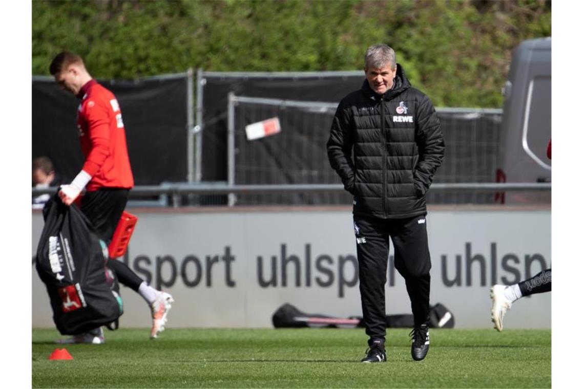 Fußball-Bundesliga am Samstag: Sechs Spiele, sechs Köpfe Wird erstmals wieder auf der Trainerbank sitzen: Friedhelm Funkel (M) leitet das Training des 1. FC Köln. Foto: Federico Gambarini/dpa