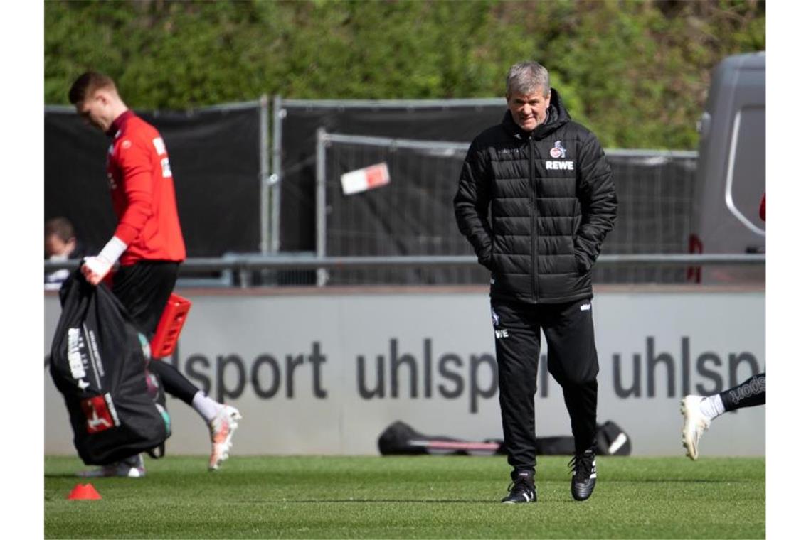 Wird erstmals wieder auf der Trainerbank sitzen: Friedhelm Funkel (M) leitet das Training des 1. FC Köln. Foto: Federico Gambarini/dpa