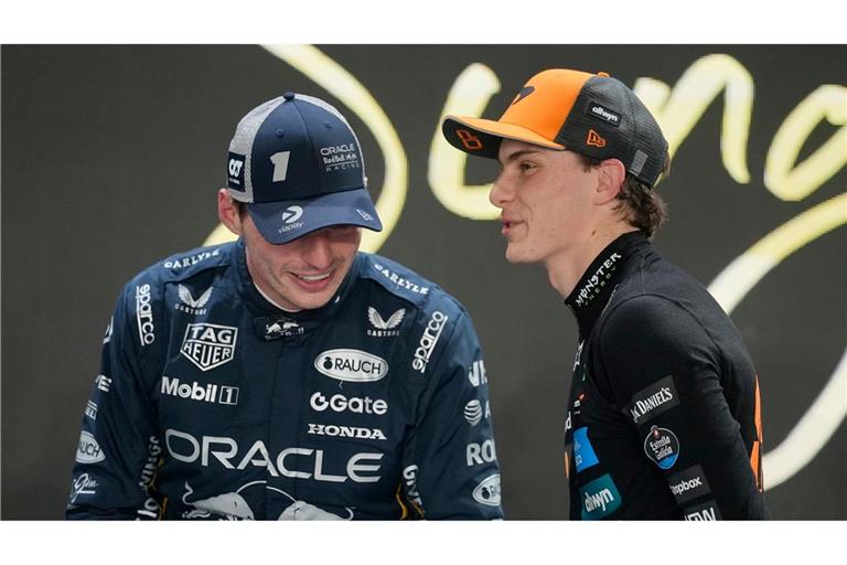 Wird für WM-Spitzenreiter Oscar Piastri (r) Titelverteidiger Max Verstappen noch zur Gefahr?