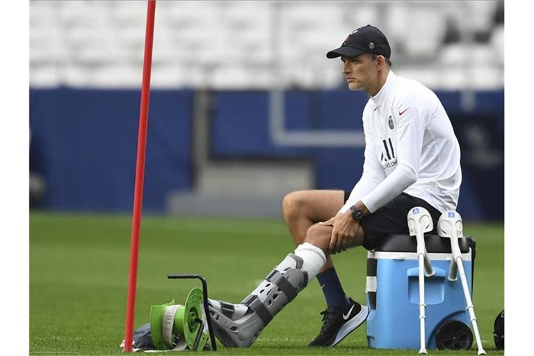 Wird gegen Atalanta Bergamo trotz seiner Fußverletzung an der Seitenlinie stehen: Trainer Thomas Tuchel von Paris Saint-Germain. Foto: David Ramos/Pool Getty/Pool/dpa