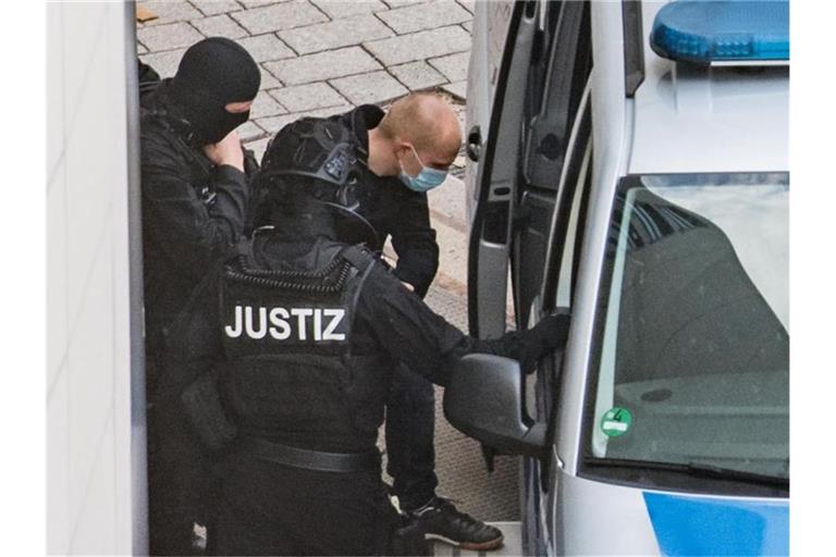 Wird heute weiter befragt: Der angeklagte Halle-Attentäter Stephan Balliet (3.v.l.). Foto: Hendrik Schmidt/dpa-Zentralbild/dpa