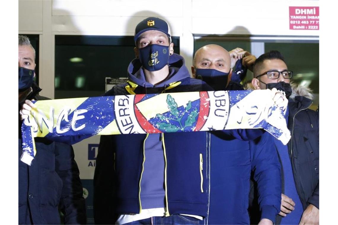 Wird in der Türkei mit offenen Armen empfangen: Fenerbahce-Neuzugang Mesut Özil. Foto: Str/AP/dpa