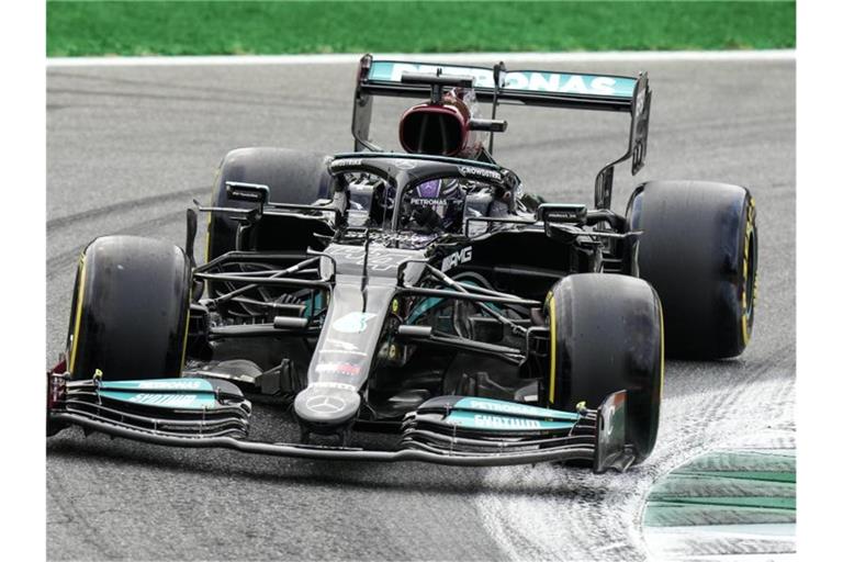 Wird in Istanbul zehn Startpositionen nach hinten versetzt: Lewis Hamilton von Team Mercedes. Foto: Luca Bruno/AP/dpa