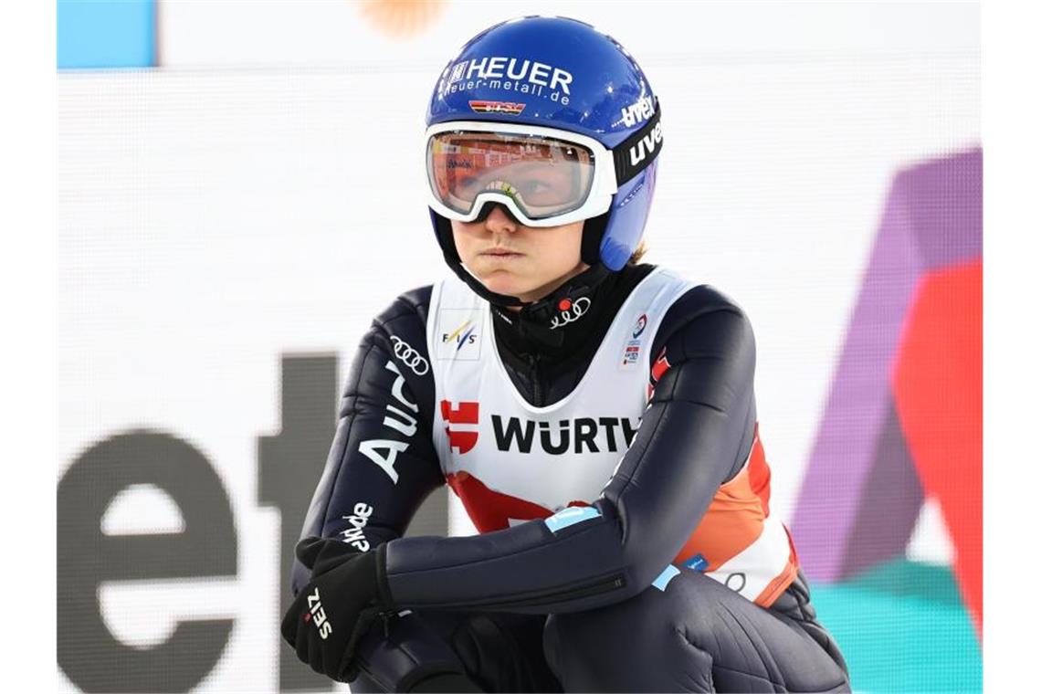 Olympia in Peking ohne erste Skisprung-Olympiasiegerin Vogt Wird in Peking nicht dabei sein: Skisprung-Olympiasiegerin Carina Vogt. Foto: Daniel Karmann/dpa