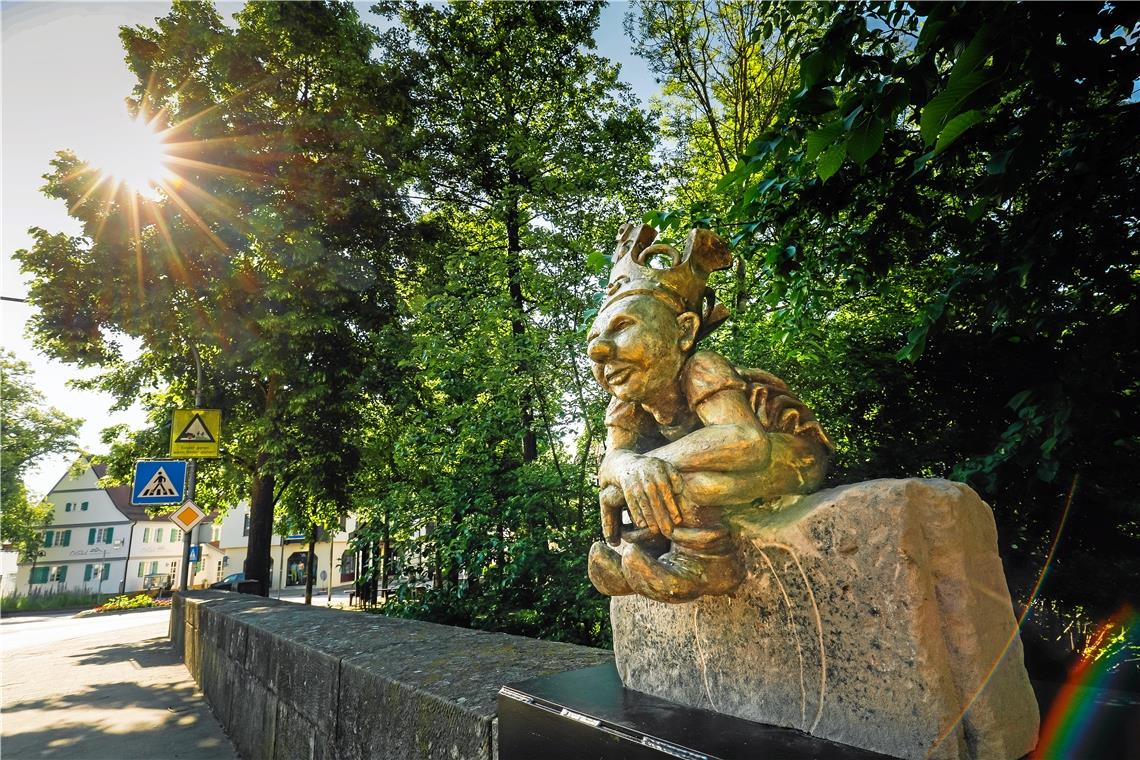 Wird in Unterweissach bereits „der König“ genannt: die Bronzefigur „Herrscher“ von Andreas Futter auf der Seitenmauer der Forsthausbrücke in Unterweissach. Fotos: A. Becher