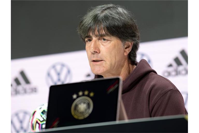 Wird in Wolfsburg offiziell vom DFB verabschiedet: Ex-Bundestrainer Joachim Löw. Foto: Federico Gambarini/dpa