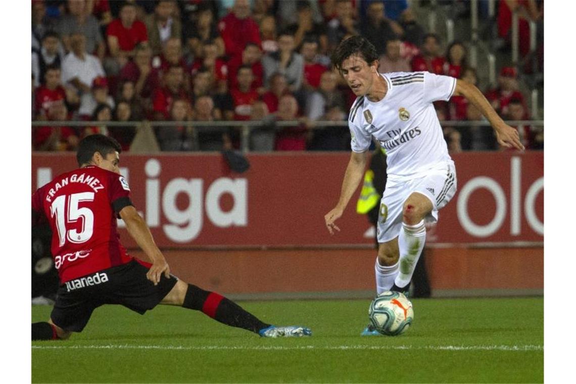 Wird mit den Bayern in Verbindung gebracht: Real-Rechtsverteidiger Álvaro Odriozola (r). Foto: Francisco Ubilla/AP/dpa