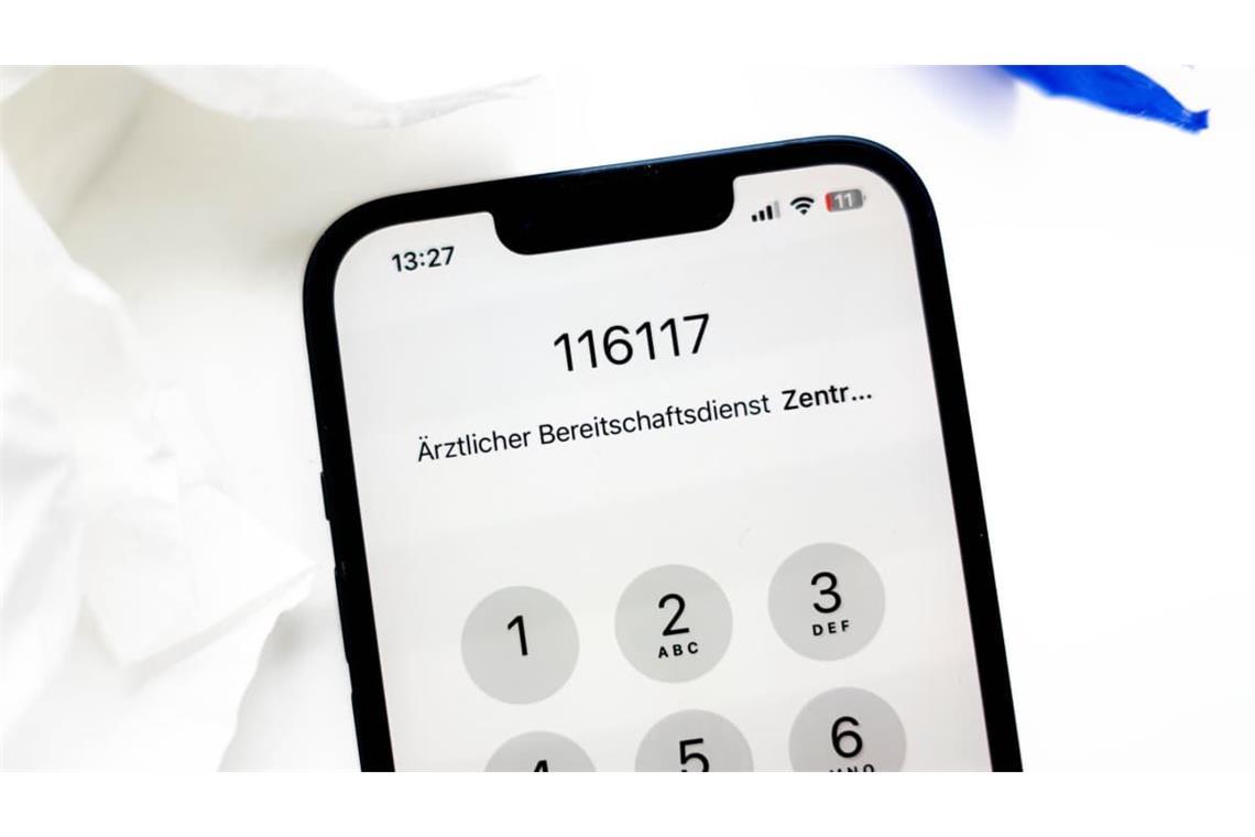 Wird mit der 112 vernetzt: Die Nummer des ärztlichen Bereitschaftsdienstes 116 117. Dort soll abgeklärt werden, welche Behandlung man benötigt.