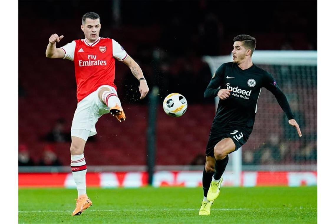 Wird mit Hertha BSC in Verbindung gebracht: Arsenals Granit Xhaka (l). Foto: Uwe Anspach/dpa