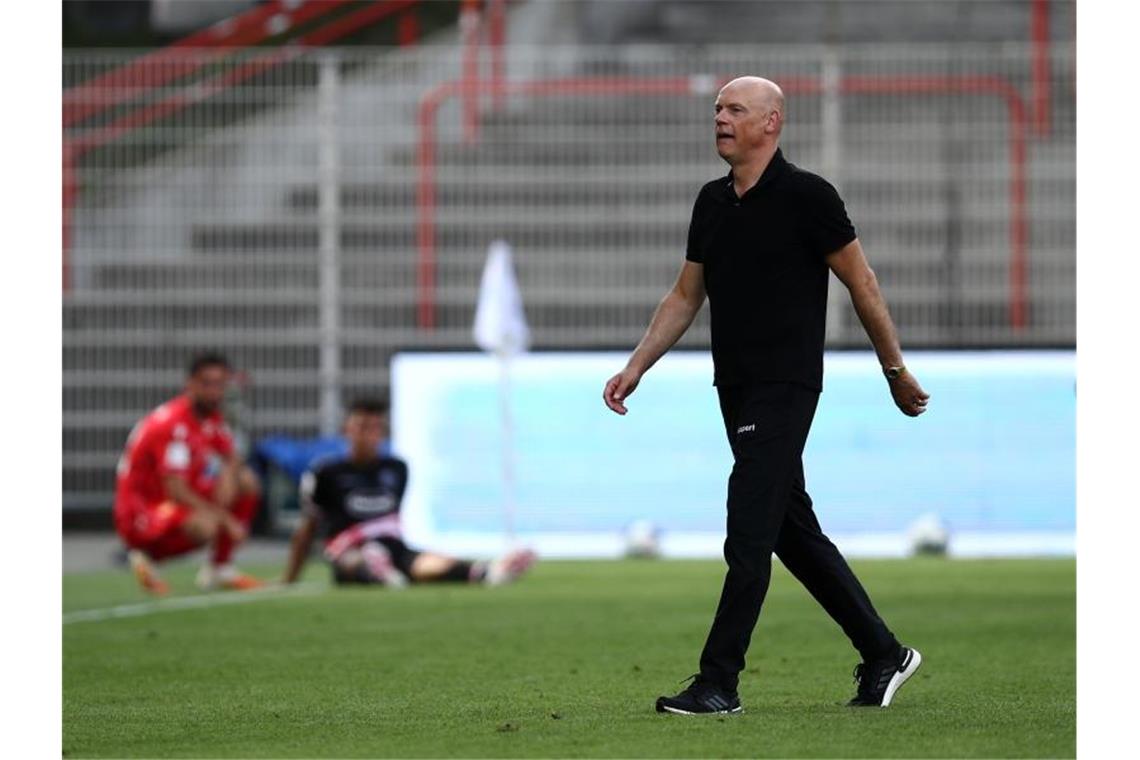 Wird nach dem Abstieg von Fortuna Düsseldorf nicht zurücktreten: Trainer Uwe Rösler. Foto: Maja Hitij/Getty Images Europe/Pool/dpa
