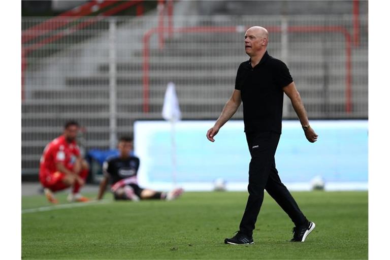 Wird nach dem Abstieg von Fortuna Düsseldorf nicht zurücktreten: Trainer Uwe Rösler. Foto: Maja Hitij/Getty Images Europe/Pool/dpa