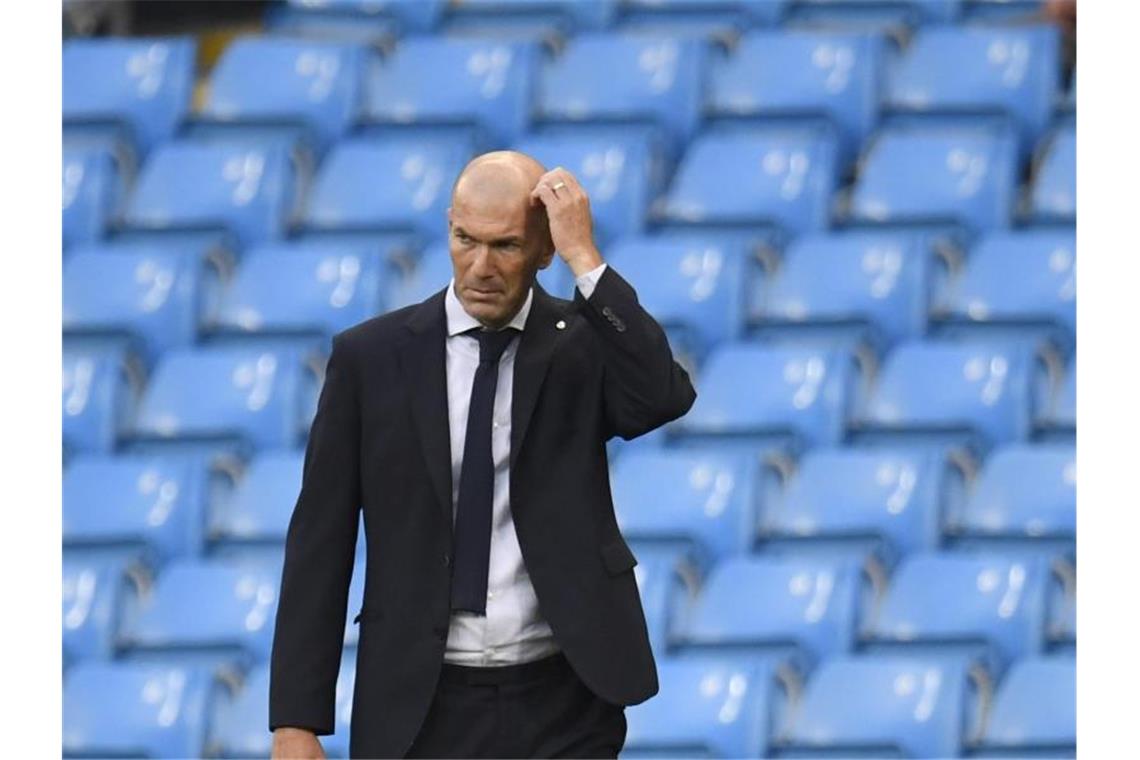 Ronaldo und Zidane schon raus - Pirlo neuer Trainer bei Juve Wird nach dem Aus in der Champions League kritisiert: Real Madrids Trainer Zinedine Zidane. Foto: Peter Powell/POOL EPA/AP/dpa